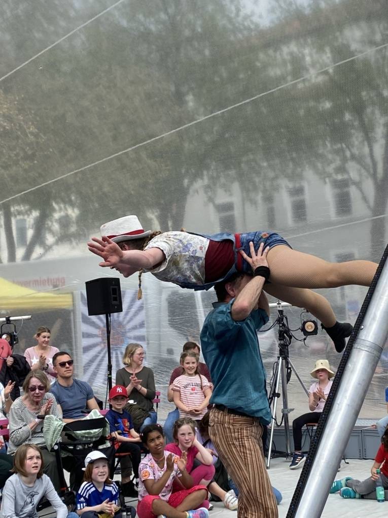 Ein Mann hält eine junge Frau auf seinem Kopf.