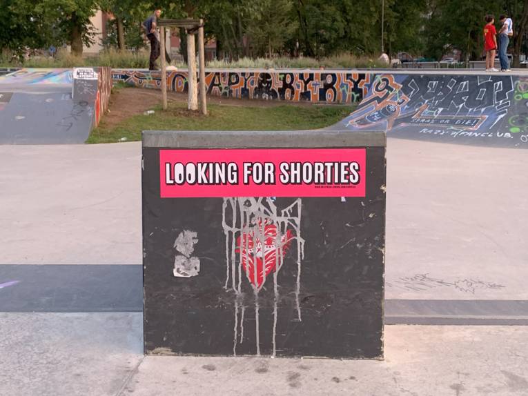 ein öffentlicher Stromkasten mit Banner: Looking for Shorties