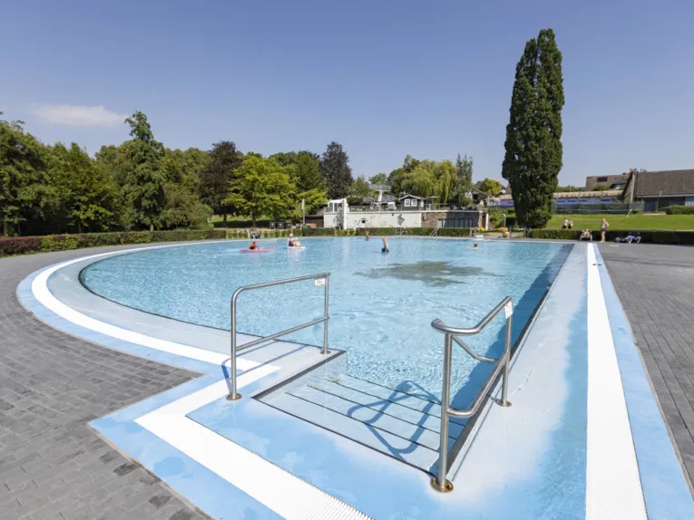 Flaches Becken in einem Freibad