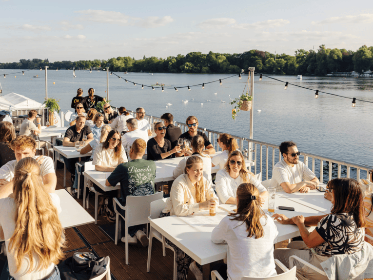 Stimmungsvolles Bild vom Maschseefest 2026 in Hannover - das größte Seefest Deutschlands.