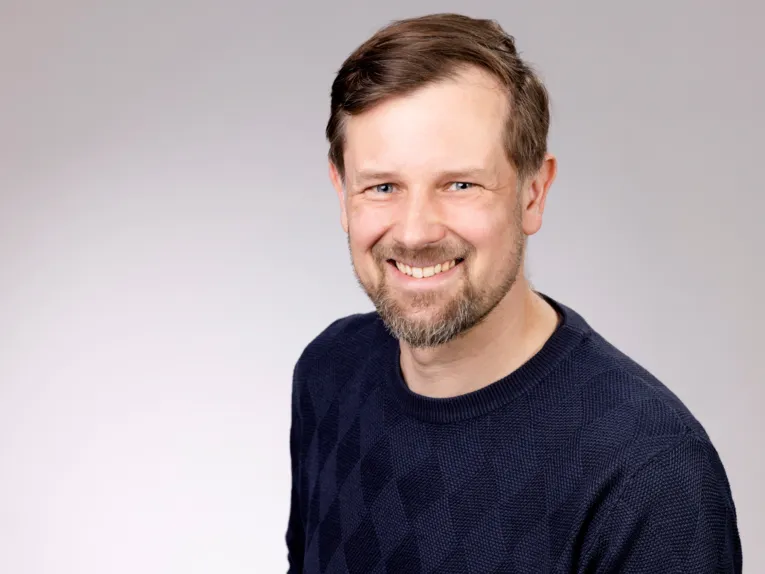 Portraitfoto eines Mannes.