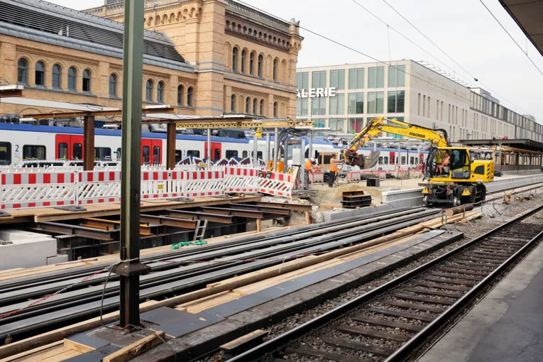 Ein Bagger auf einer Baustelle am Hauptbahnhof