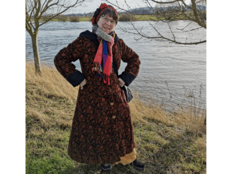 Personen im Winteroutfit an der Weser