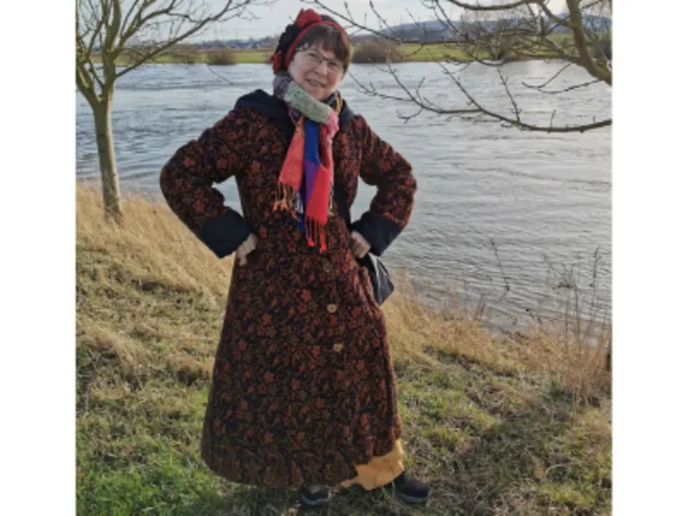 Personen im Winteroutfit an der Weser