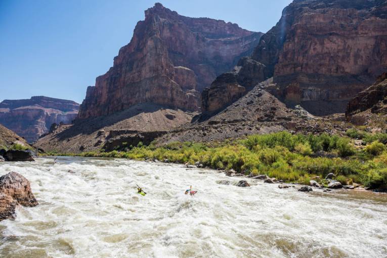 Kajakfahrer befahren die wilden Stromschnellen im Grand Canyon