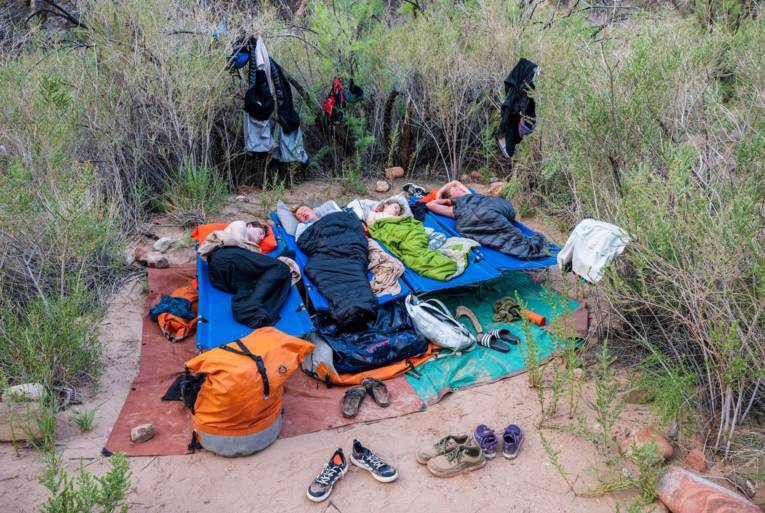 Vier schlafende Kinder in der freien Natur