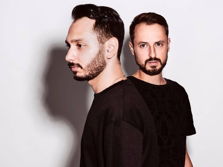 Zwei Männer mit kurzem Haar und Bart