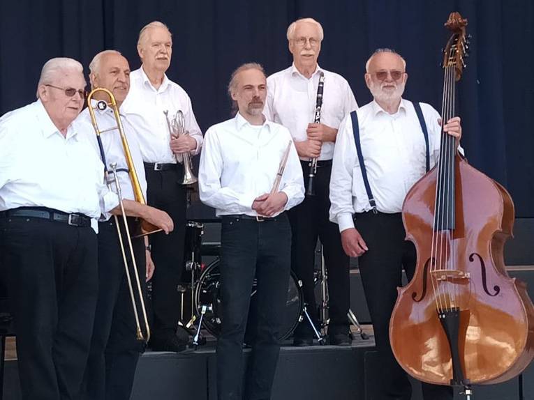 Die sechs männlichen Mitglieder der Jazzband Swinging Oldtimers