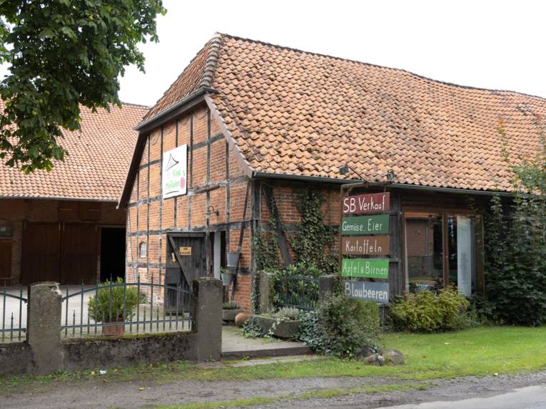 Fachwerkhaus mit Verkaufsschildern