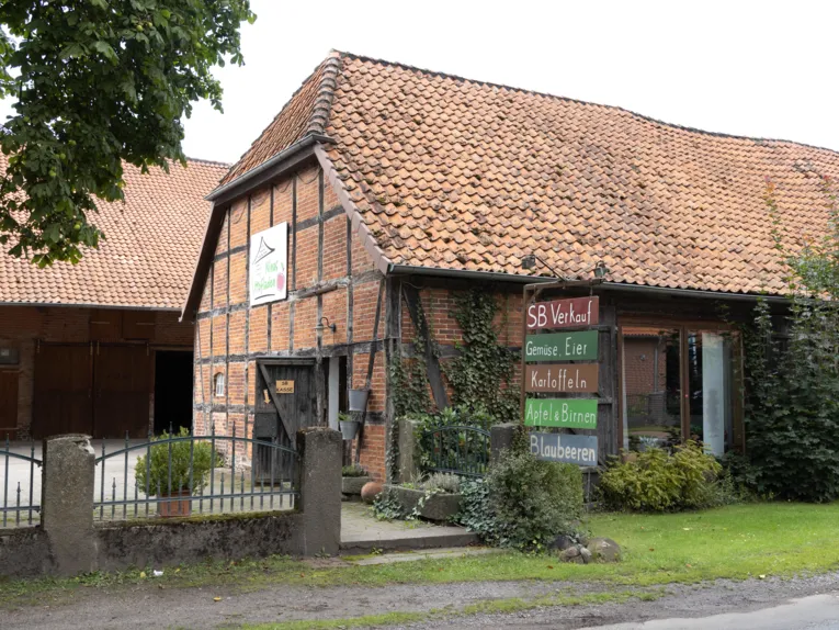 Fachwerkhaus mit Verkaufsschildern