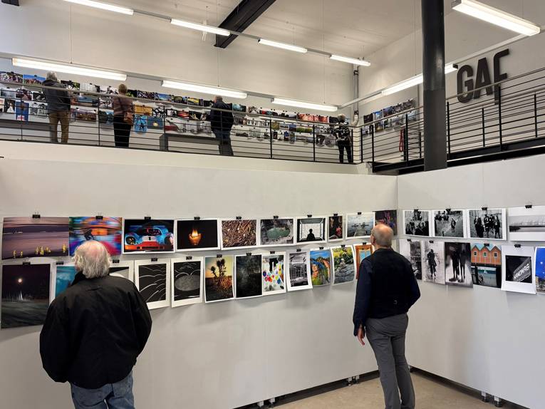 Blick in die Fotoausstellung „Alle gegen alle“ in der Galerie für Fotografie Hannover