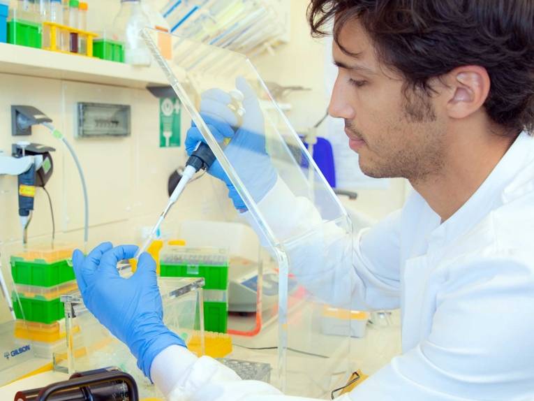 Mann arbeitet in einem Labor.