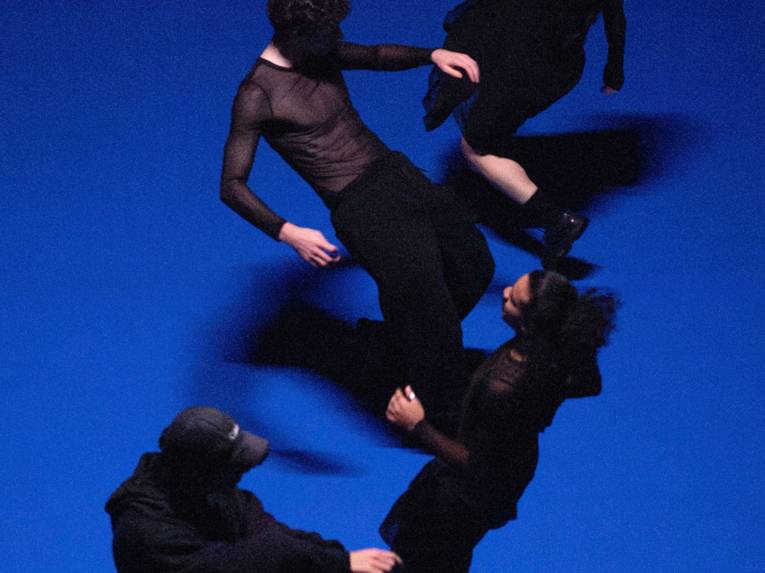 Vier tanzende Menschen