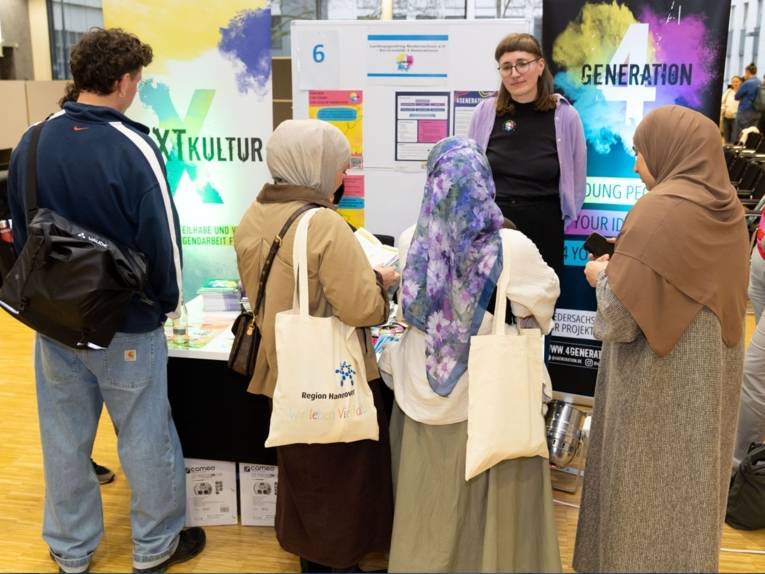 Interessierte informieren sich am Stand des Förderprogramms "NEXTKultur"