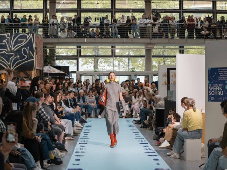 Zu sehen ist ein Foto einer Modenschau während der Werkschau der Design- und Medienstudiengänge.