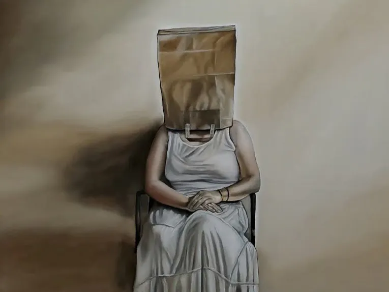 Ein mit Öl gemaltes Bild einer Frau im Kleid, die eine Papiertüte über den Kopf gestülpt hat