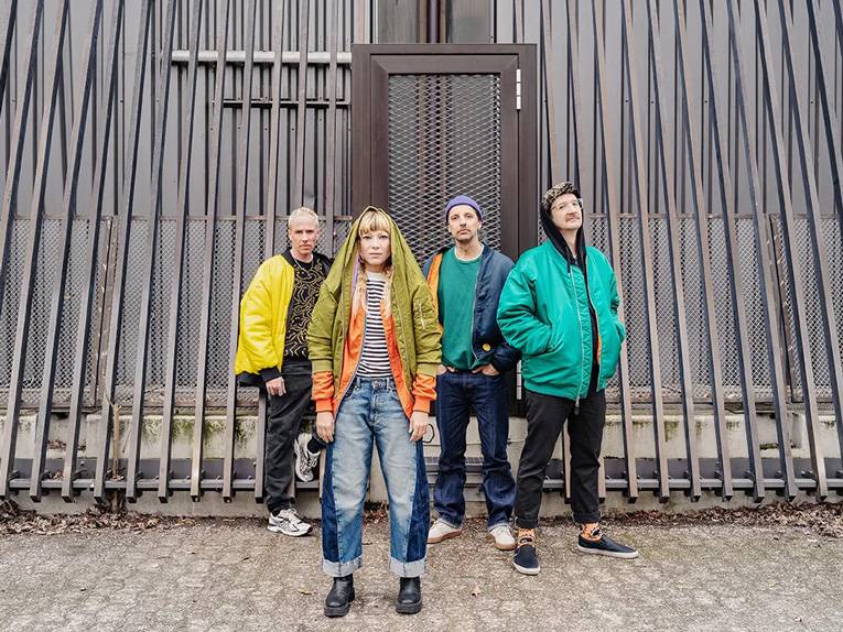 Die drei Männer und die Frontsängerin der Musikgruppe MiA.