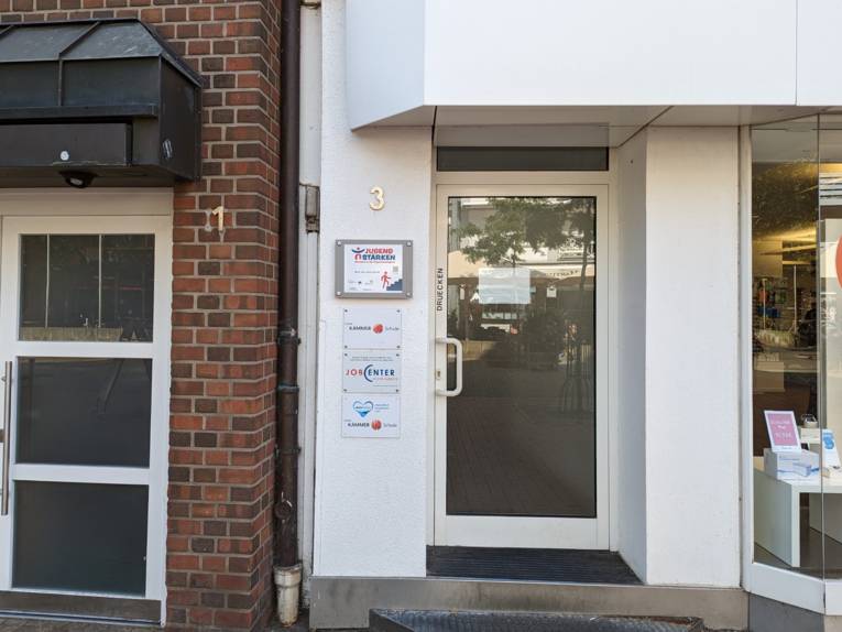 Blick auf den Eingang eines Geb&auml;udes.