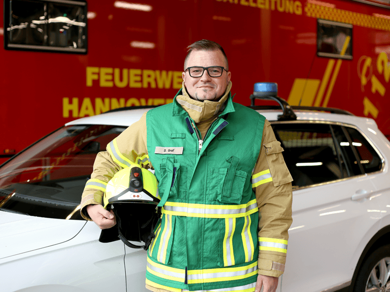 Pressesprecher vor Einsatzfahrzeug