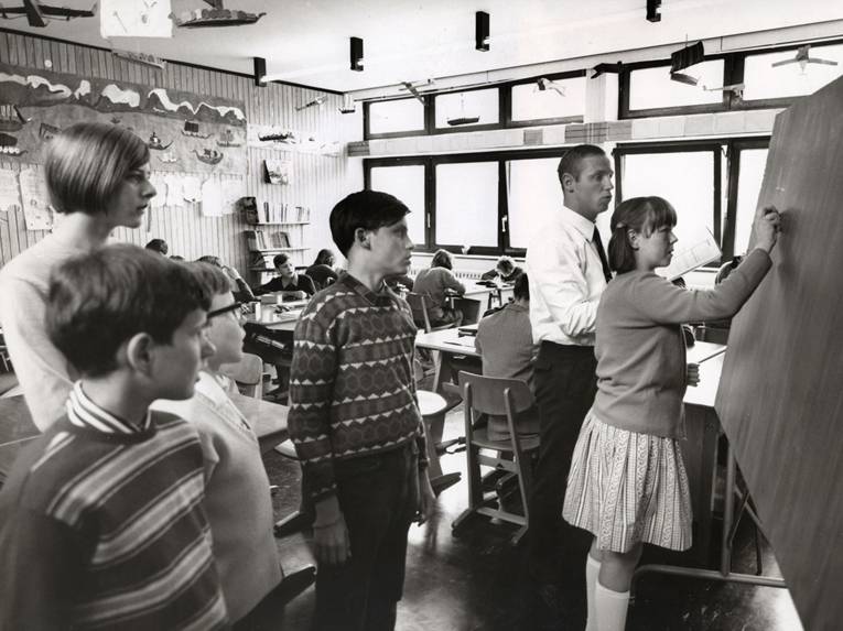 Volksschulklasse beim Unterricht. Foto von Joachim Giesel, 1971(BD 037028)