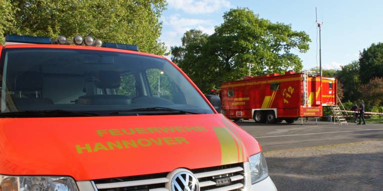 Zwei Feuerwehrfahrzeug im Grünen.