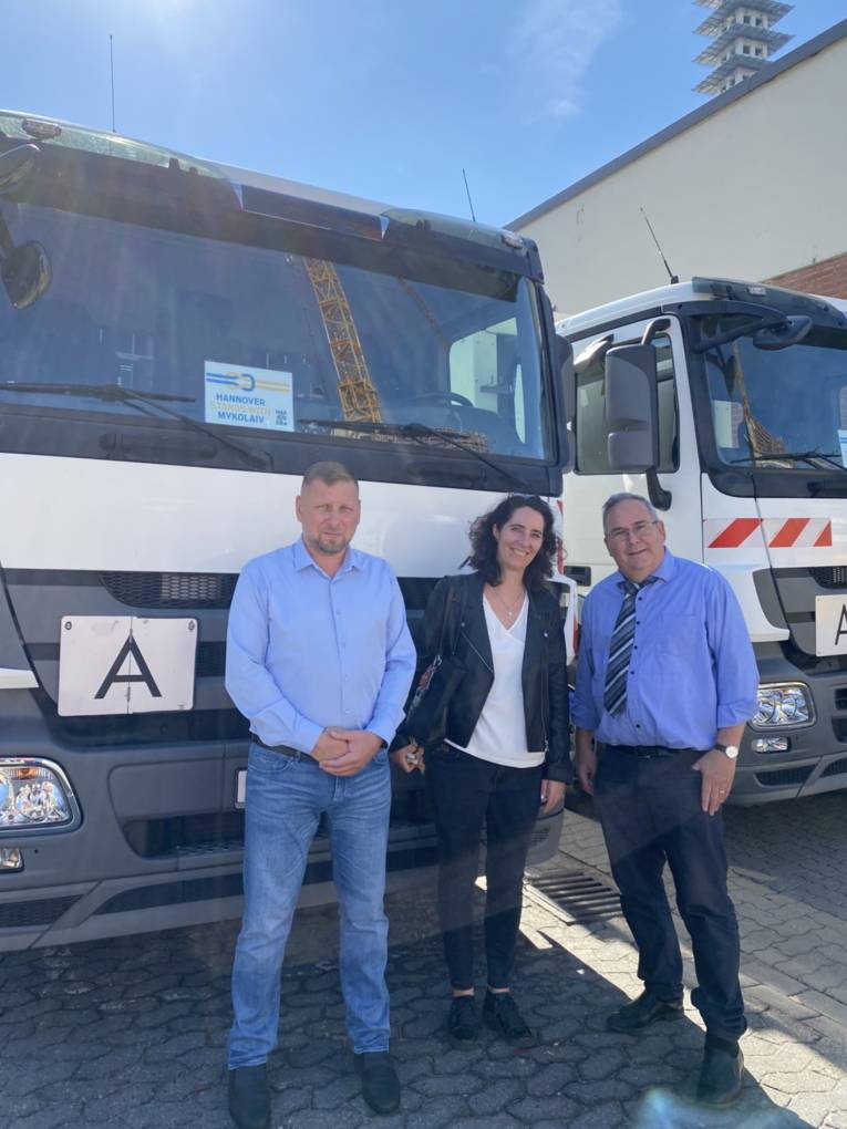 &Uuml;bergabe von M&uuml;llfahrzeugen.