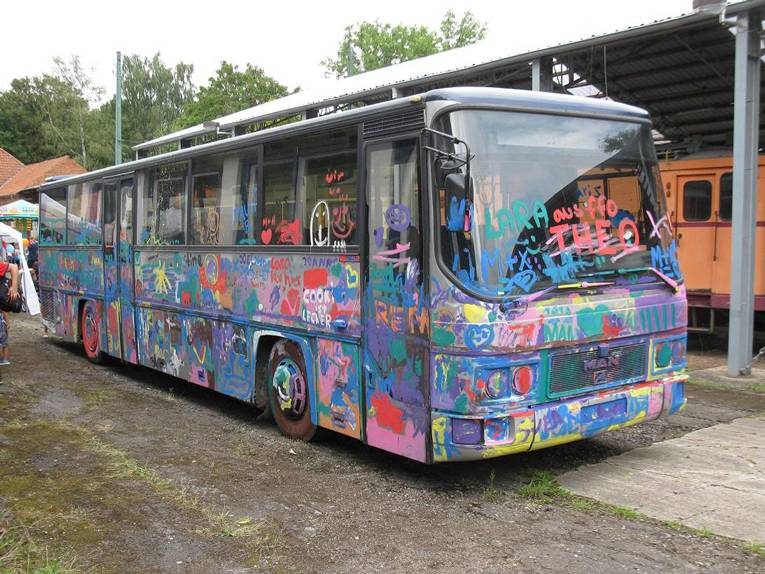 ein bunt bemalter Bus