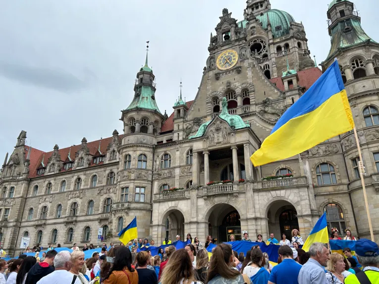 Menschen vor dem Neuen Rathaus Hannover.