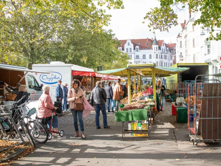 Kund*innen unterschiedlichen Alters auf dem Wochenmarkt