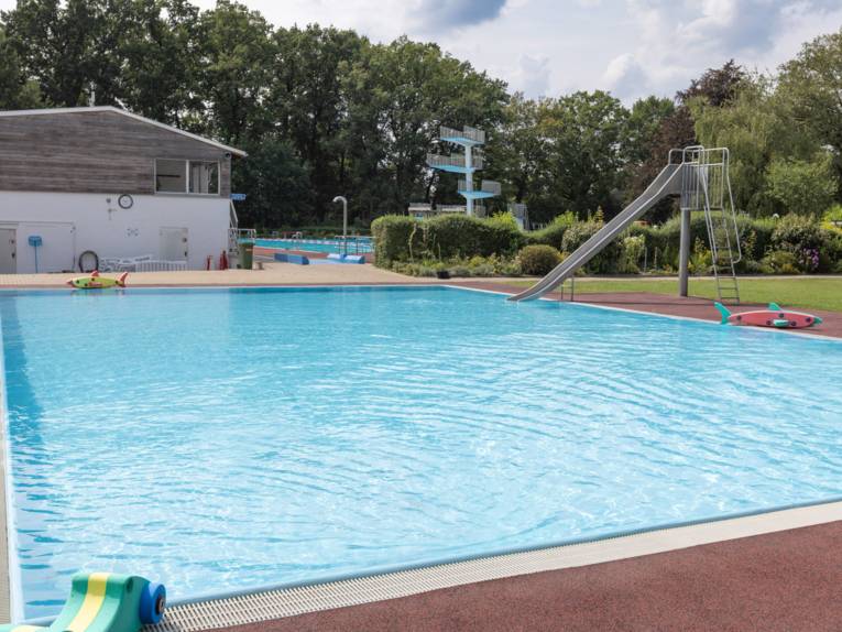 Nichtschwimmerbecken mit Rutsche