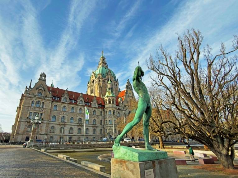 Skulptur vor einem Gebäude