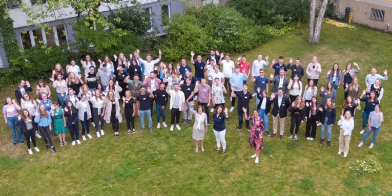 Eine große Gruppe von jungen Menschen, die von oben Fotografiert wurden.