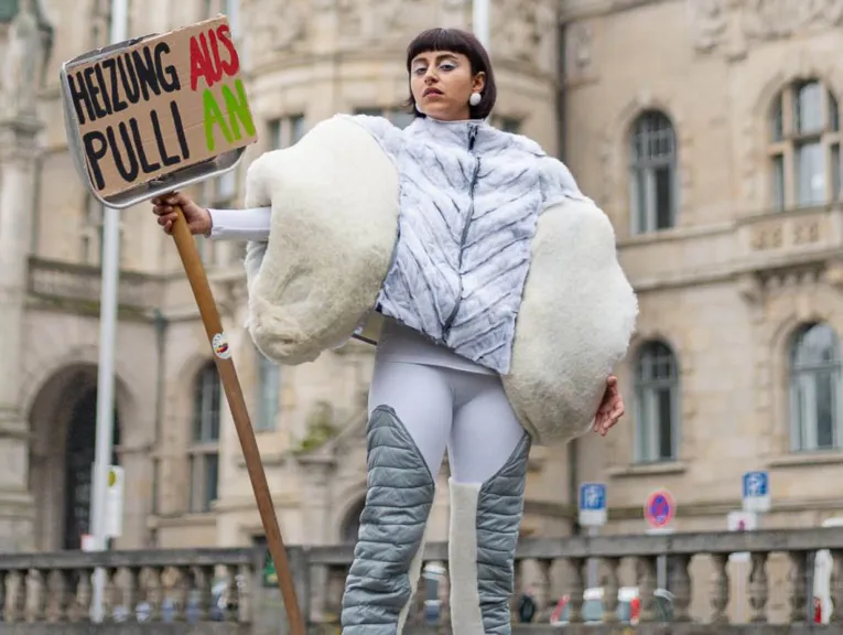 Person in einem Winteroutfit.