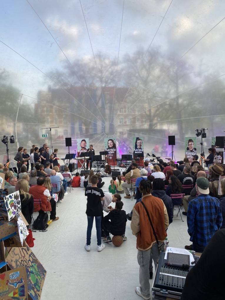 Die "Bubble" ist gut gefüllt und alle warten auf den Bandauftritt.