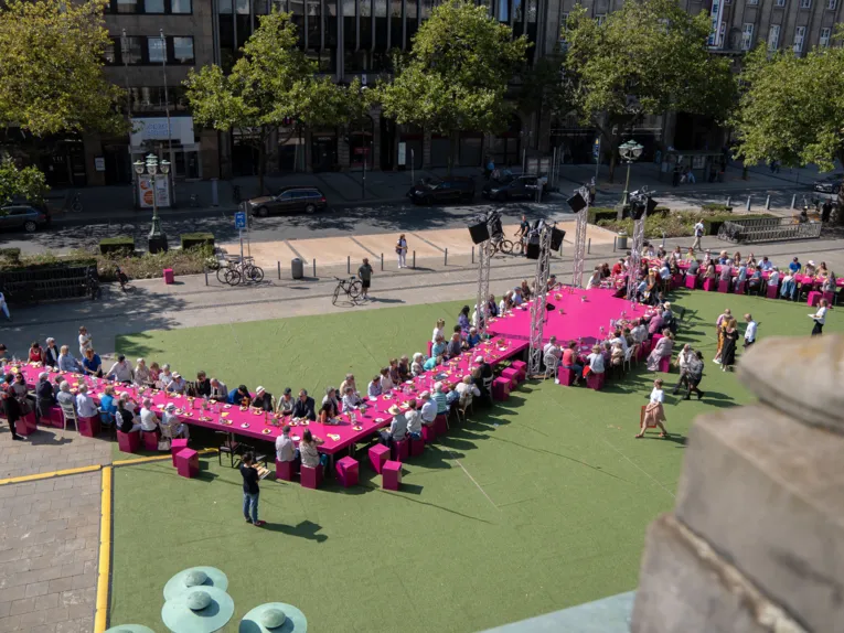 Am 1. September wurde der Opernplatz zur &bdquo;Agora for All&ldquo;, um den vielen ehrenamtlich engagierten B&uuml;rger*innen Hannovers an einer langen gemeinsamen Tafel "Danke" zu sagen.