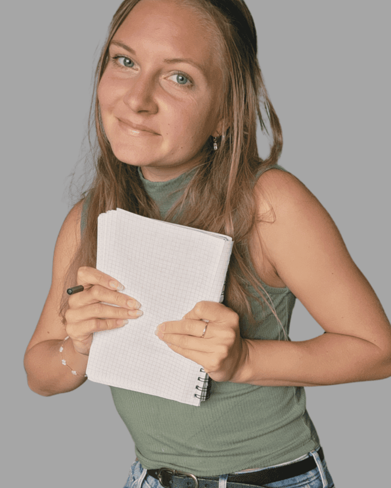 Mira Witte steht mit einem Blatt Papier vor der Kamera