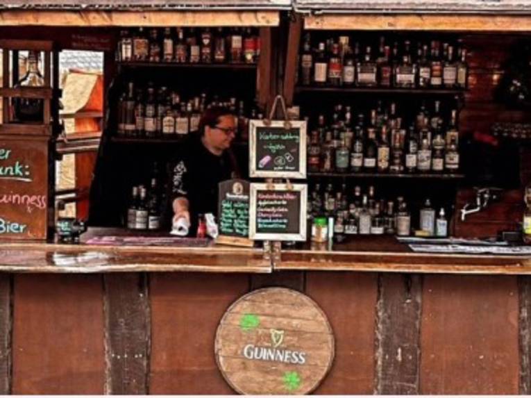 Ein Bar-Bereich von außen.