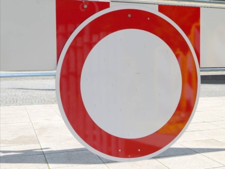 Ein Verkehrsschild mit rotem Rand, das innen weiß ist: Durchfahrt verboten