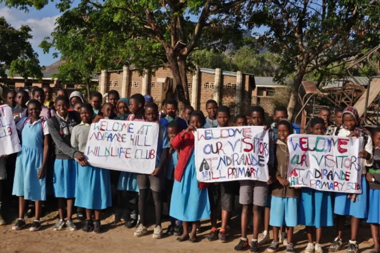 Sch&uuml;ler*innen der Ndirande Hill Primary School begr&uuml;&szlig;en die G&auml;ste
