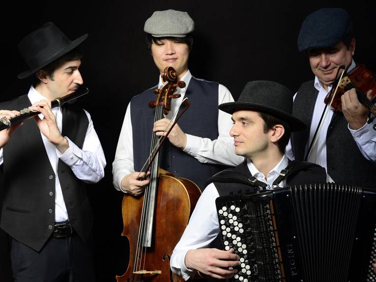 Vier Musiker mit Flöte, Cello, Violine und Akkordeon