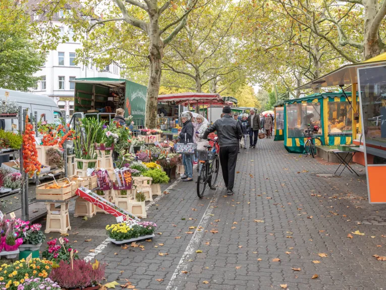 Besucher*innen flanieren &uuml;ber den Wochenmarkt auf dem Stephansplatz.
