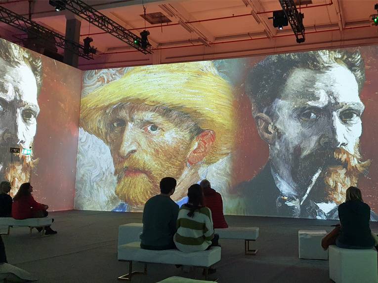 Eine immersive Darstellung des Künstlers Vincent van Gogh auf einer Leinwand