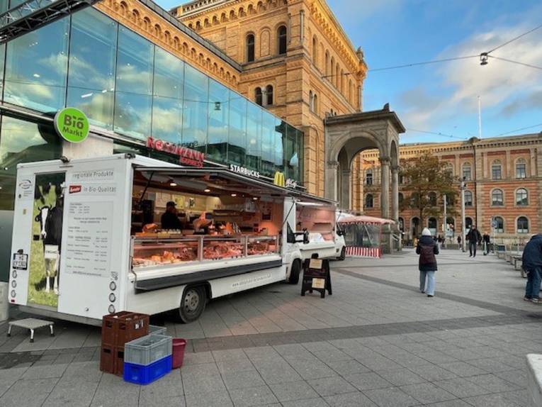 Wochenmarktfahrzeug vor der Glasfasade am Hauptbahnhof Hannover.