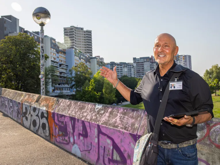 Gästeführer Thomas Ganz vor dem Ihme-Zentrum