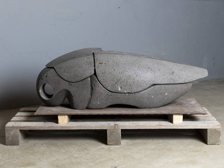 Insektenskulptur aus Stein von Peer Steppe