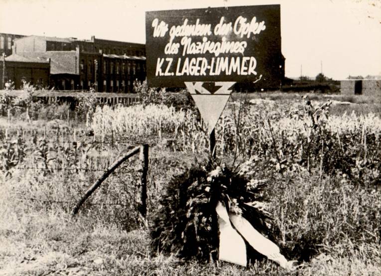 Vom &bdquo;Ausschuss ehemaliger Konzentrations-H&auml;ftlinge Hannover&ldquo; aufgestellte h&ouml;lzerne Gedenktafel am ehemaligen KZ Limmer, September 1947