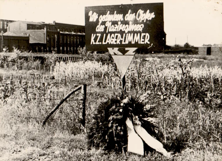 Vom &bdquo;Ausschuss ehemaliger Konzentrations-H&auml;ftlinge Hannover&ldquo; aufgestellte h&ouml;lzerne Gedenktafel am ehemaligen KZ Limmer, September 1947