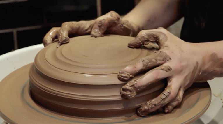 Zu sehen ist ein Filmstill einer Töpferarbeit von