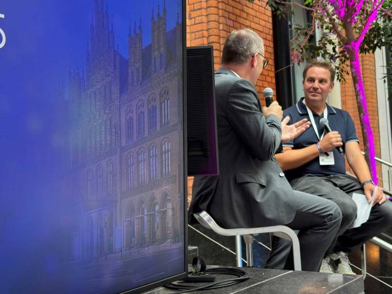 Menschenmenge glas&uuml;berdachten Atrium eines historischen Geb&auml;udes