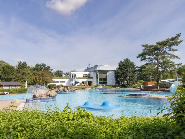 Nichtschwimmerbecken, im Hintergrund ein Geb&auml;ude